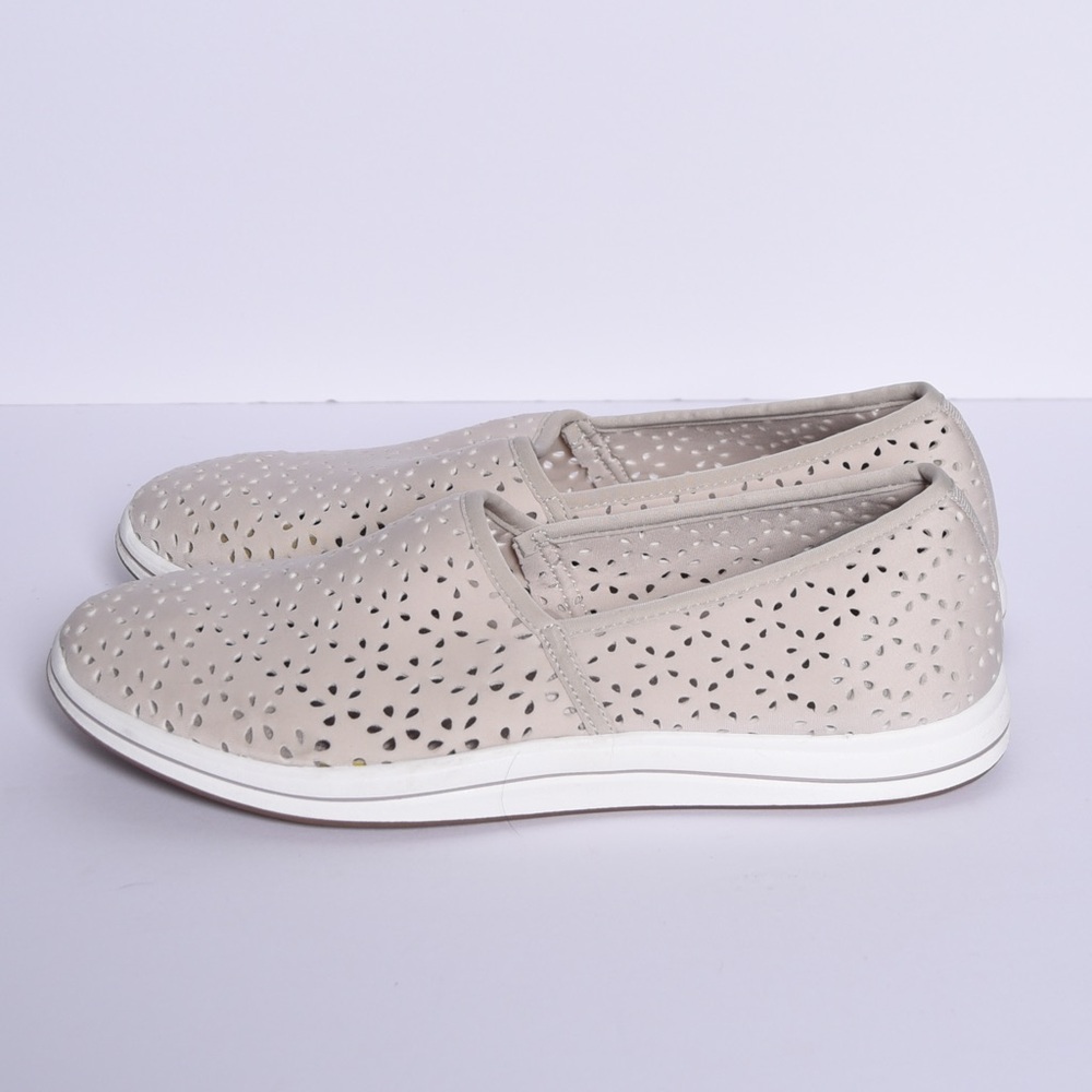 Clark's women's slip on shoes taupe size 8W with floral laser cut‎ detail - Picture 5 of 8